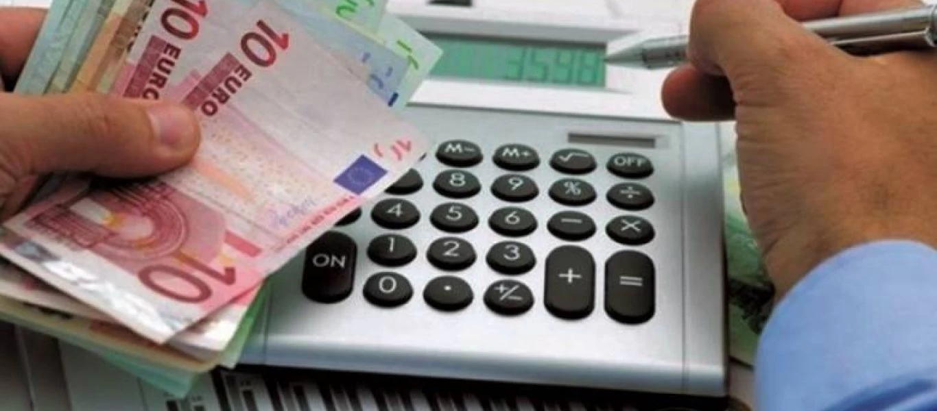 «Ποδαρικό» με φοροελαφρύνσεις το 2022 - Ποιοι φορολογούμενοι θα πληρώσουν λιγότερα